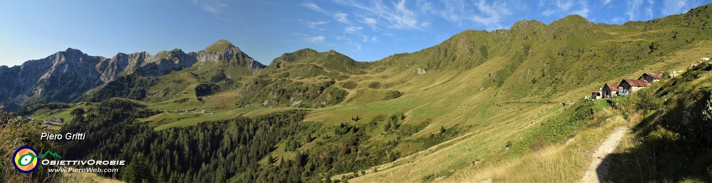 19  E siamo alle Baite Fontanini (1905 m) con vista sulla conca di S. Simone-Baita del Camoscio.jpg